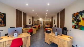 Nos bureaux : cinq postes de travail pour vous recevoir