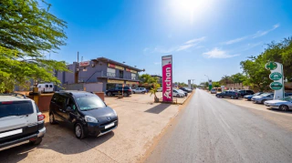 L'accès depuis la route, à hauteur du centre commercial